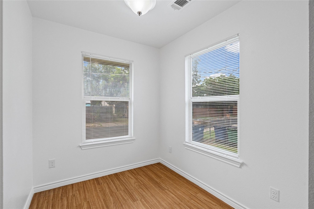 1611 E 13th St - Photo 6