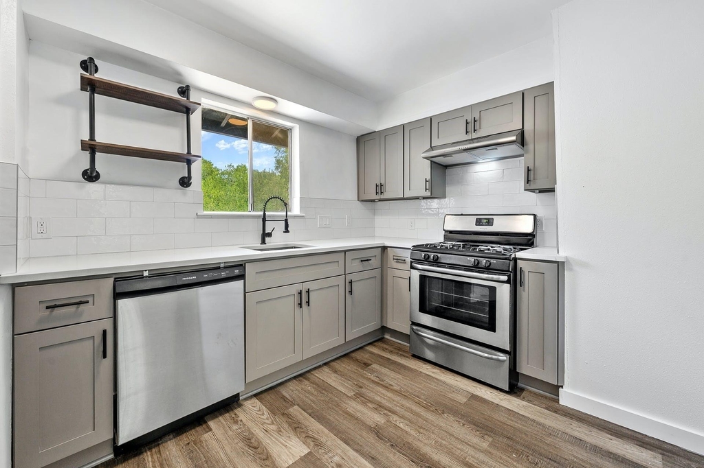 1706 Elmhurst Dr - Photo 0