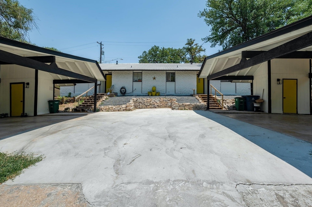 1706 Elmhurst Dr - Photo 2