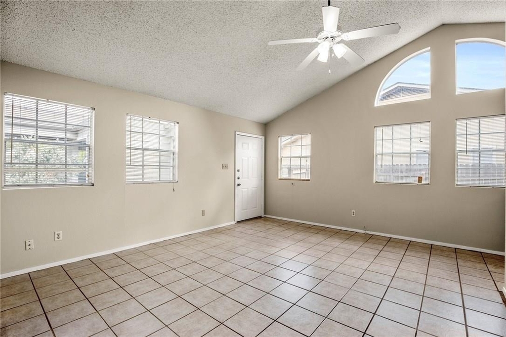 8807 Pineridge Dr - Photo 6