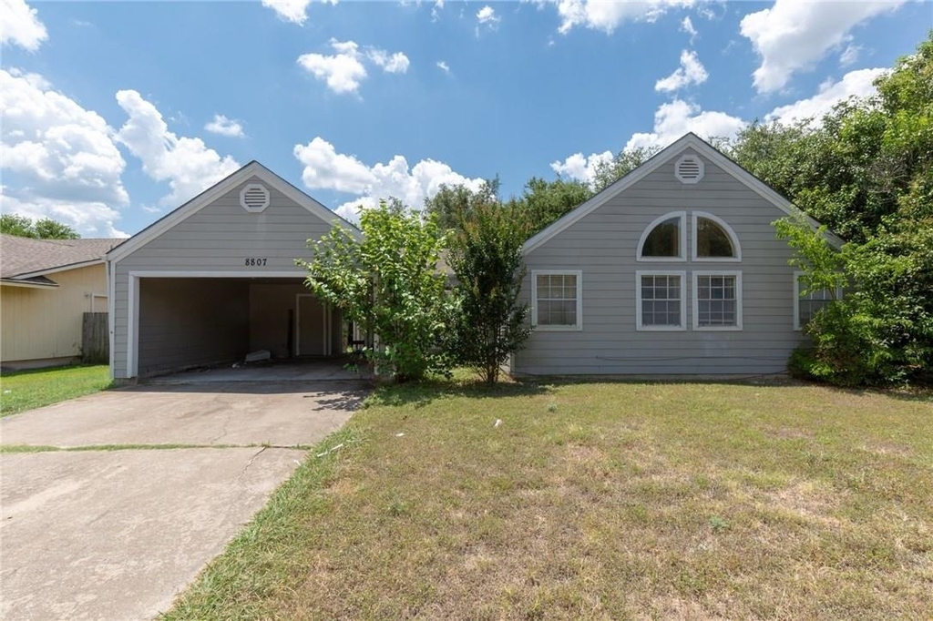 8807 Pineridge Dr - Photo 0