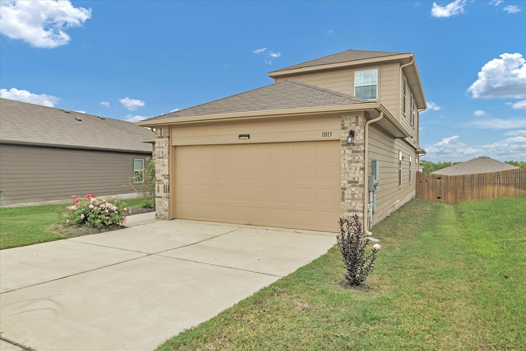 1013 Gaelic Dr - Photo 1