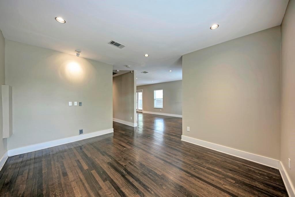 1014 E 14th St - Photo 5