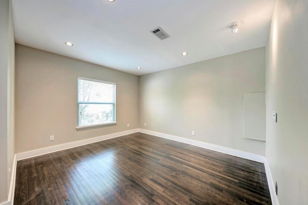 1014 E 14th St - Photo 4