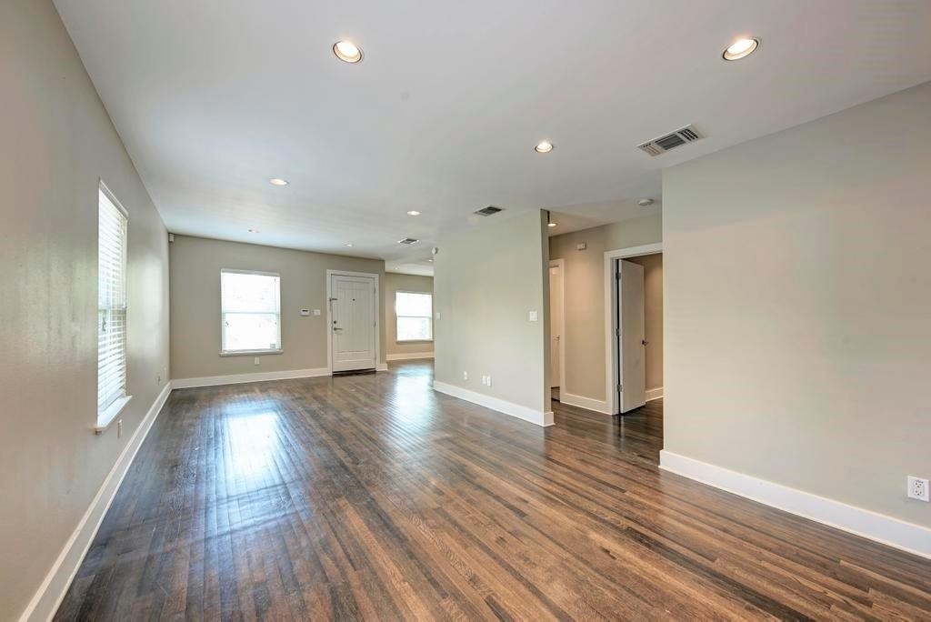 1014 E 14th St - Photo 3