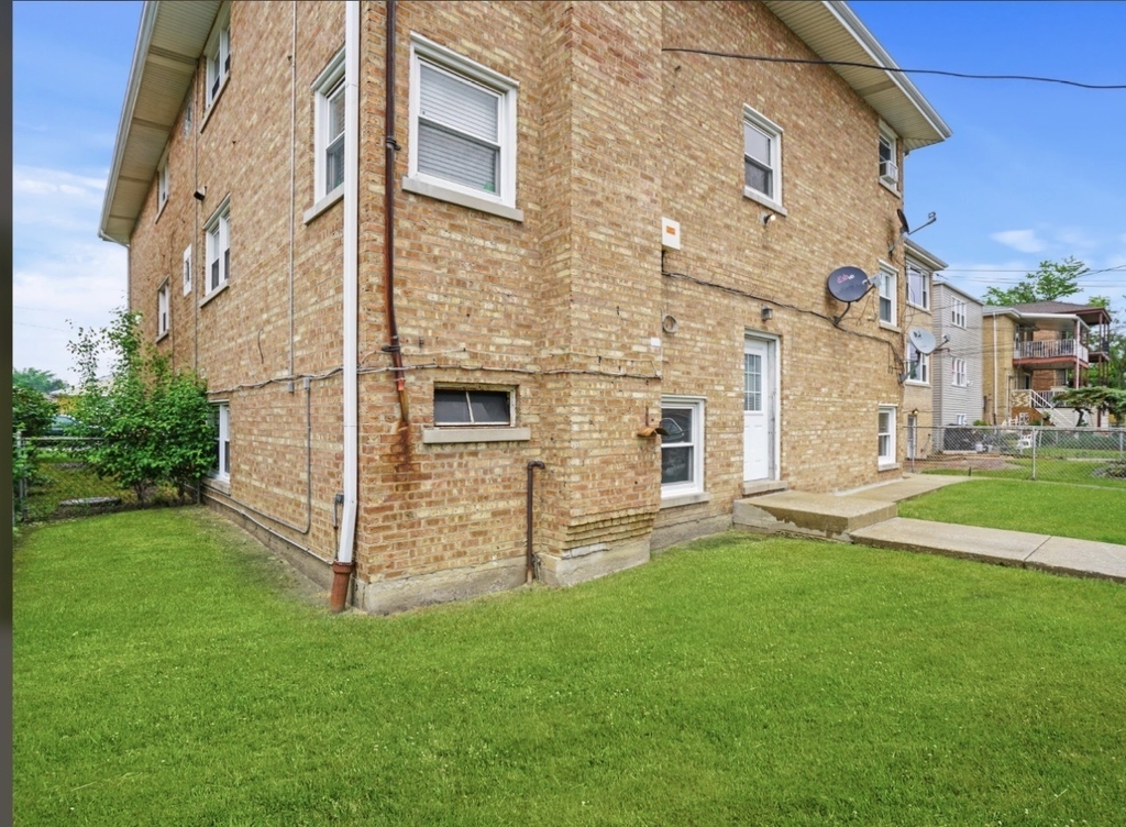 7651 W Addison Street - Photo 10