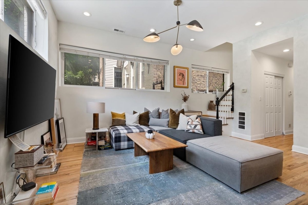 1861 N Hoyne Avenue - Photo 2