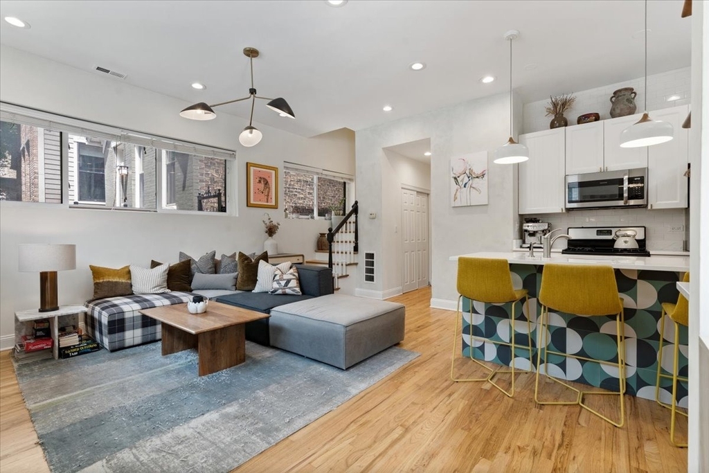 1861 N Hoyne Avenue - Photo 1