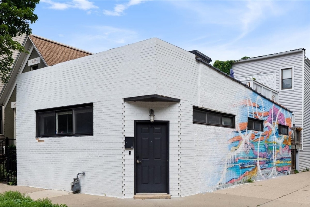 1861 N Hoyne Avenue - Photo 0