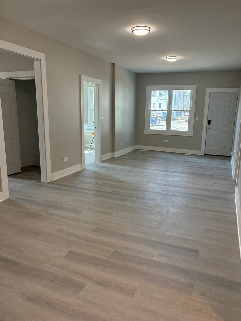 1542 Victoria Avenue - Photo 1