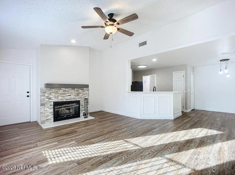 13715 Richmond Park Drive N - Photo 4