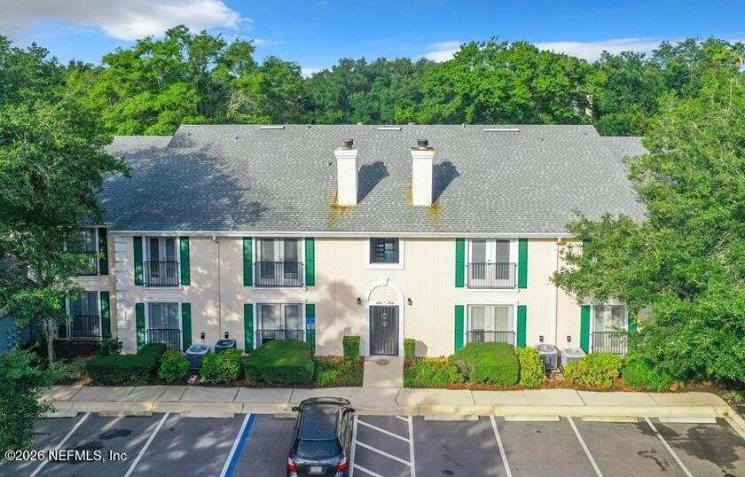 13715 Richmond Park Drive N - Photo 1