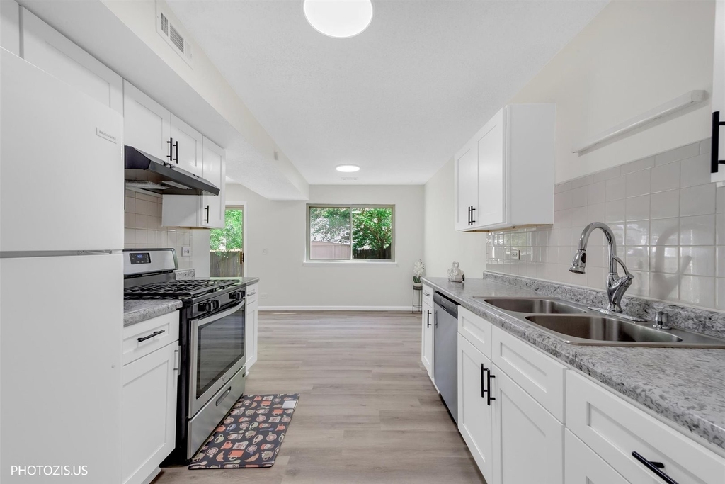 1405 Merrimac Lane N - Photo 16