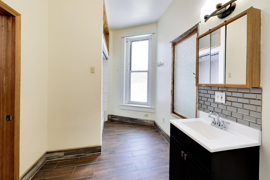 2338 S Blue Island Avenue - Photo 19