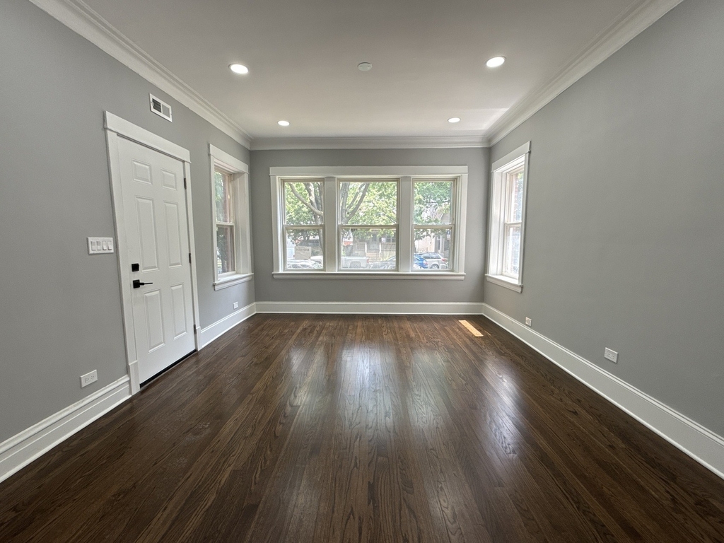 2552 N Austin Avenue - Photo 1
