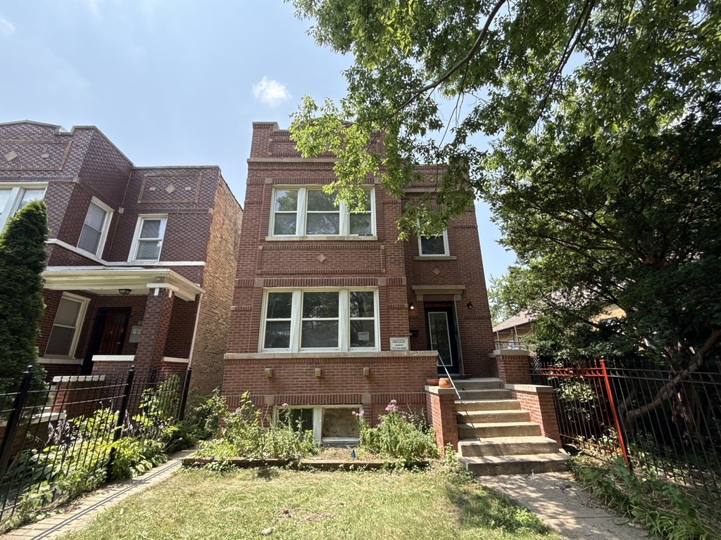 2552 N Austin Avenue - Photo 0