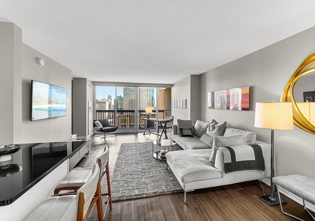 545 N Dearborn Street - Photo 2
