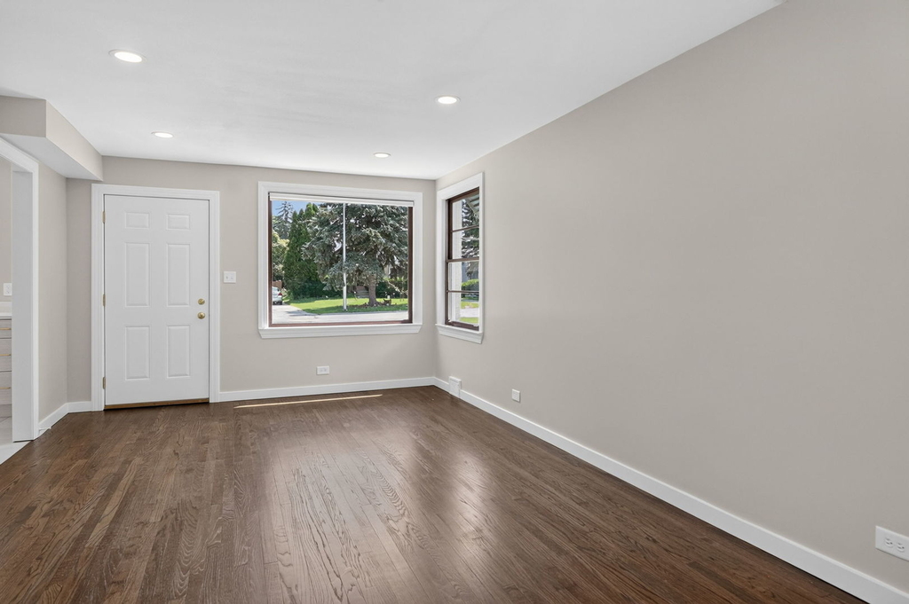 112 S Iowa Avenue - Photo 2
