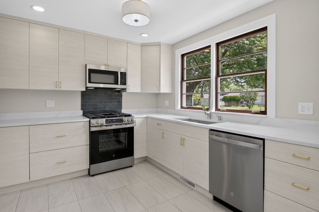 112 S Iowa Avenue - Photo 5