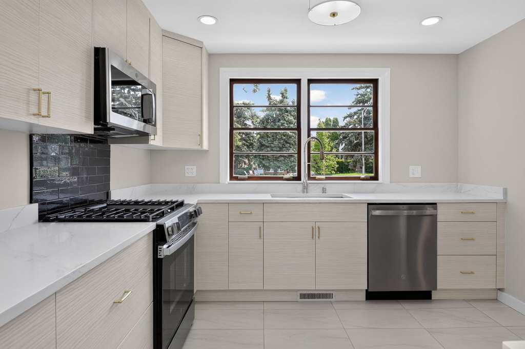 112 S Iowa Avenue - Photo 6