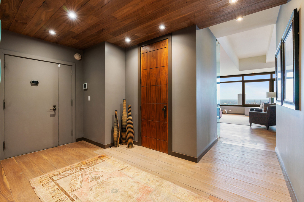 175 E Delaware Place - Photo 1
