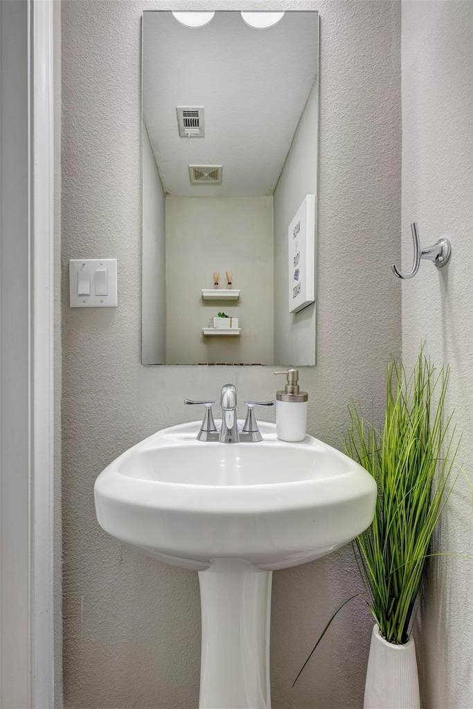 917 W 17th Street - Photo 13