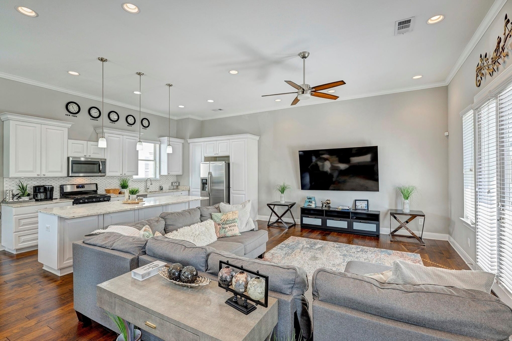 917 W 17th Street - Photo 7
