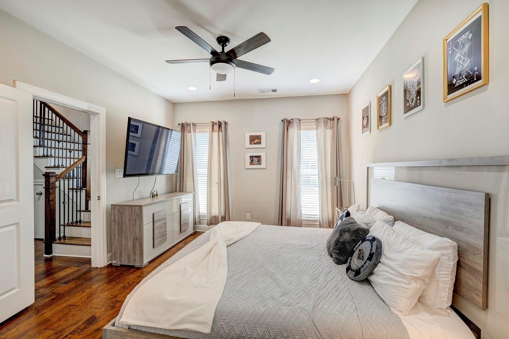 917 W 17th Street - Photo 2