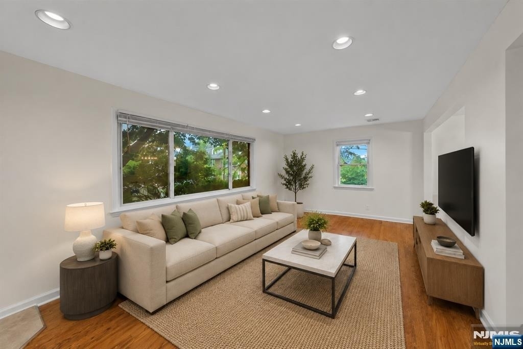 160 Magnolia - Photo 2