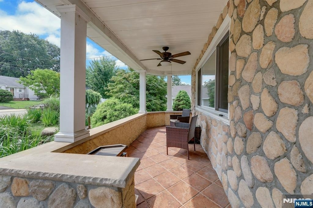 379 Leonard - Photo 4