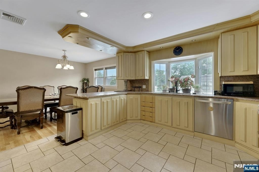 379 Leonard - Photo 13