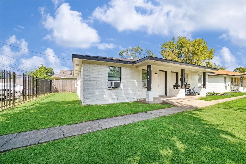 5107 Clover Street - Photo 0