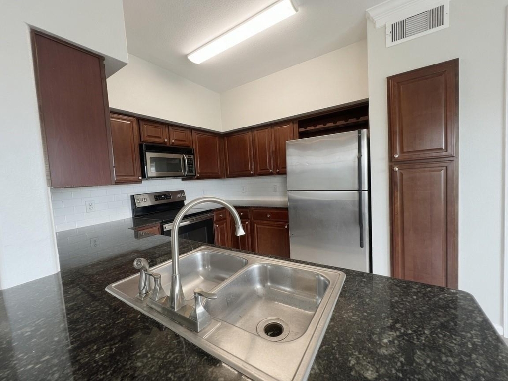 7575 Kirby Drive - Photo 7