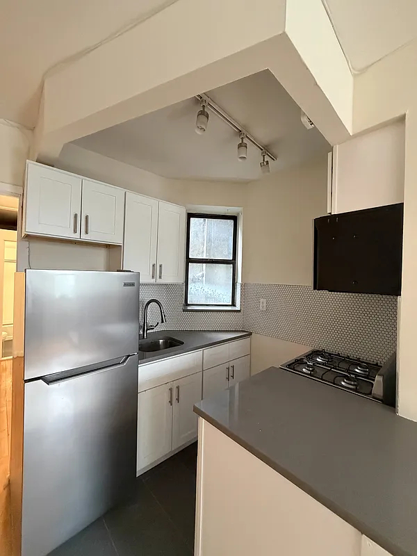 East 10th Street - Photo 1