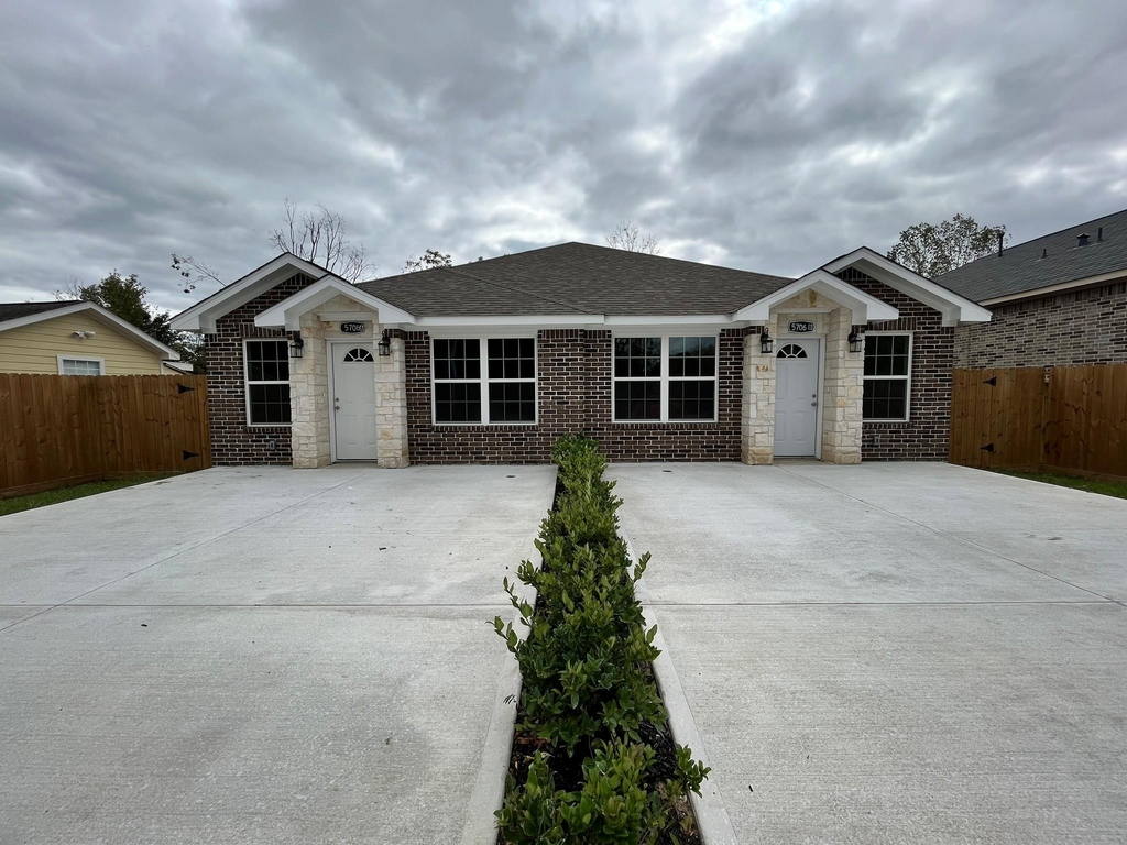 5706 Howell Street - Photo 0