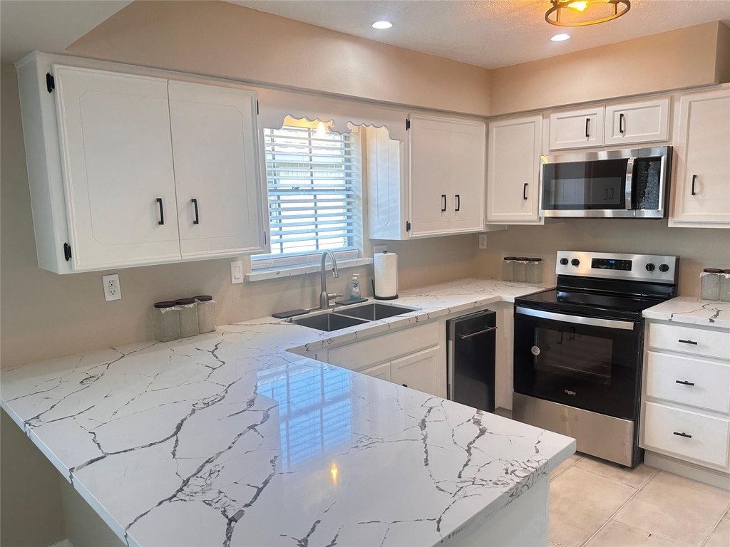 10902 Bob White Drive - Photo 3