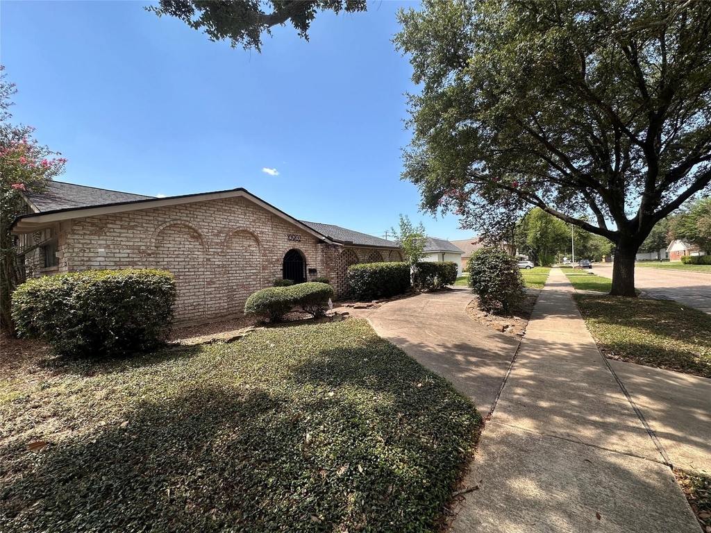 10902 Bob White Drive - Photo 0