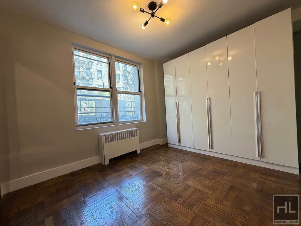 East 58 Street - Photo 0