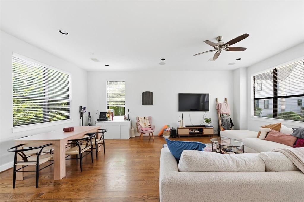 214 W 28th Street - Photo 6