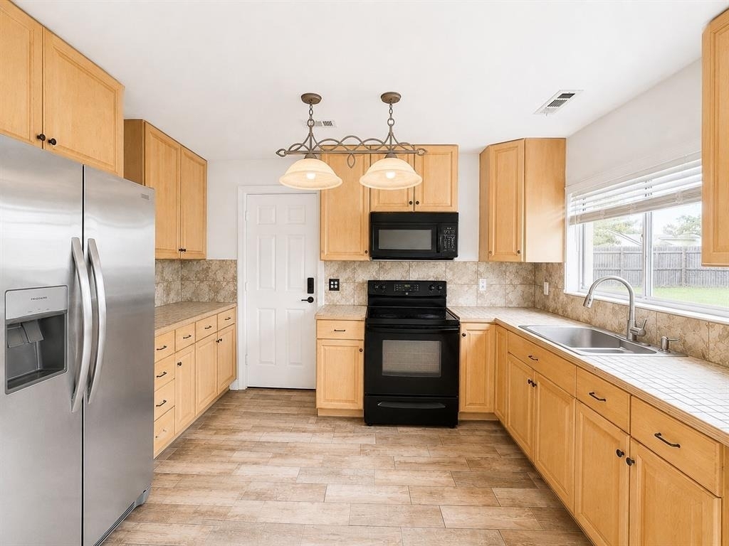 1409 Madrid Way - Photo 2