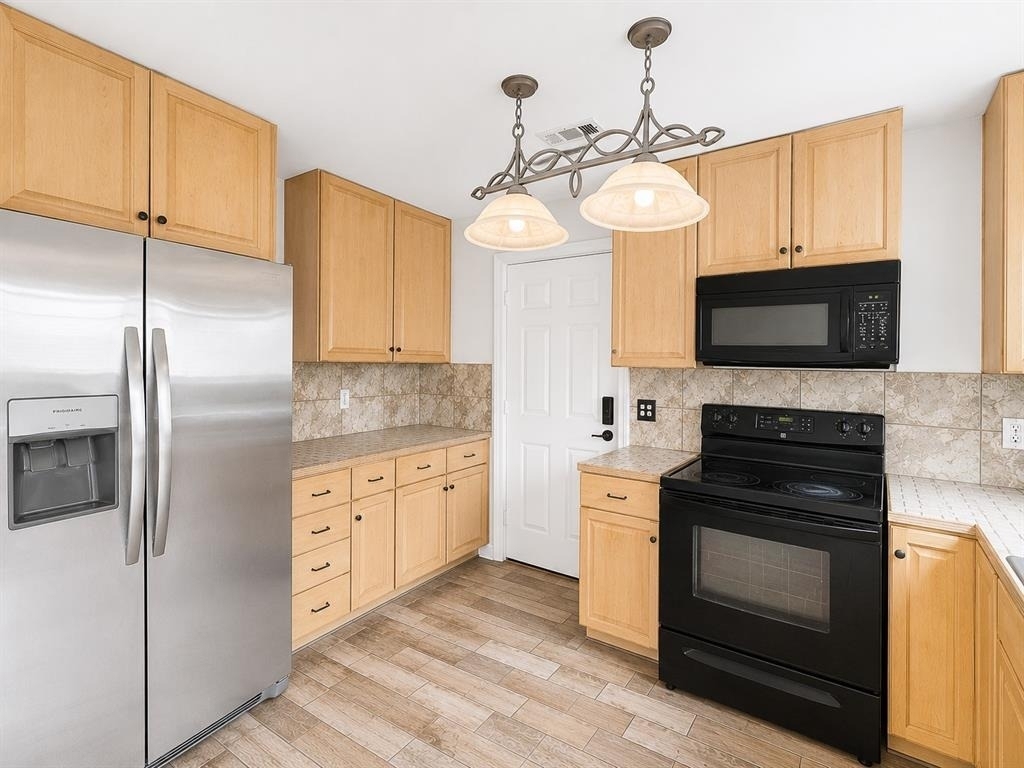 1409 Madrid Way - Photo 3