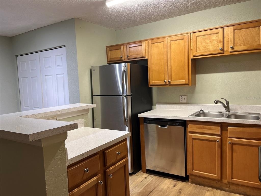 355 Lakepointe Drive - Photo 7