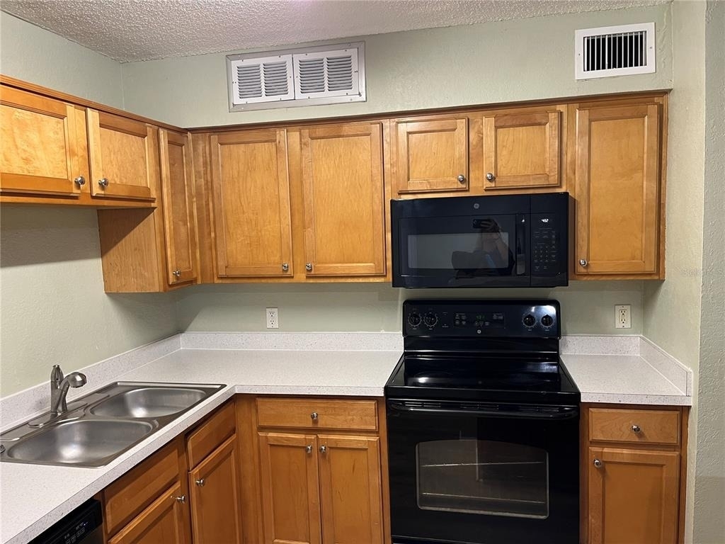 355 Lakepointe Drive - Photo 8