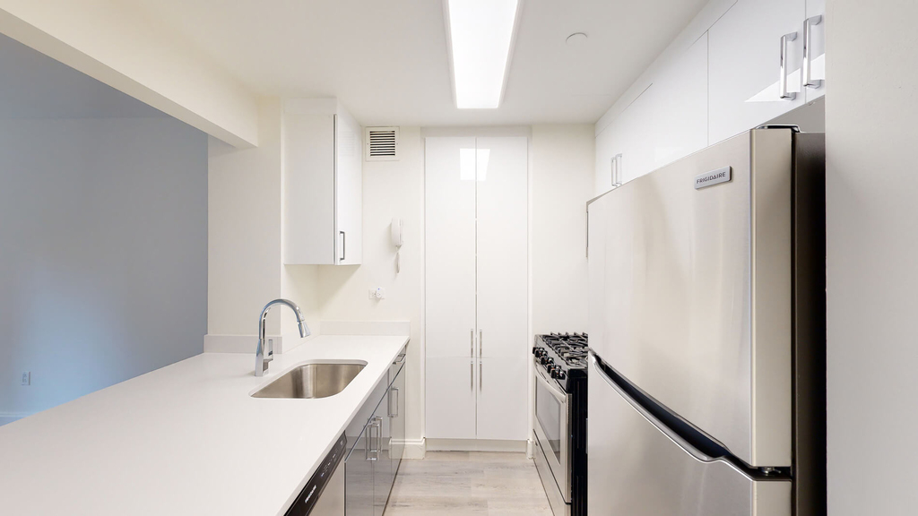 10 Hanover Square - Photo 1
