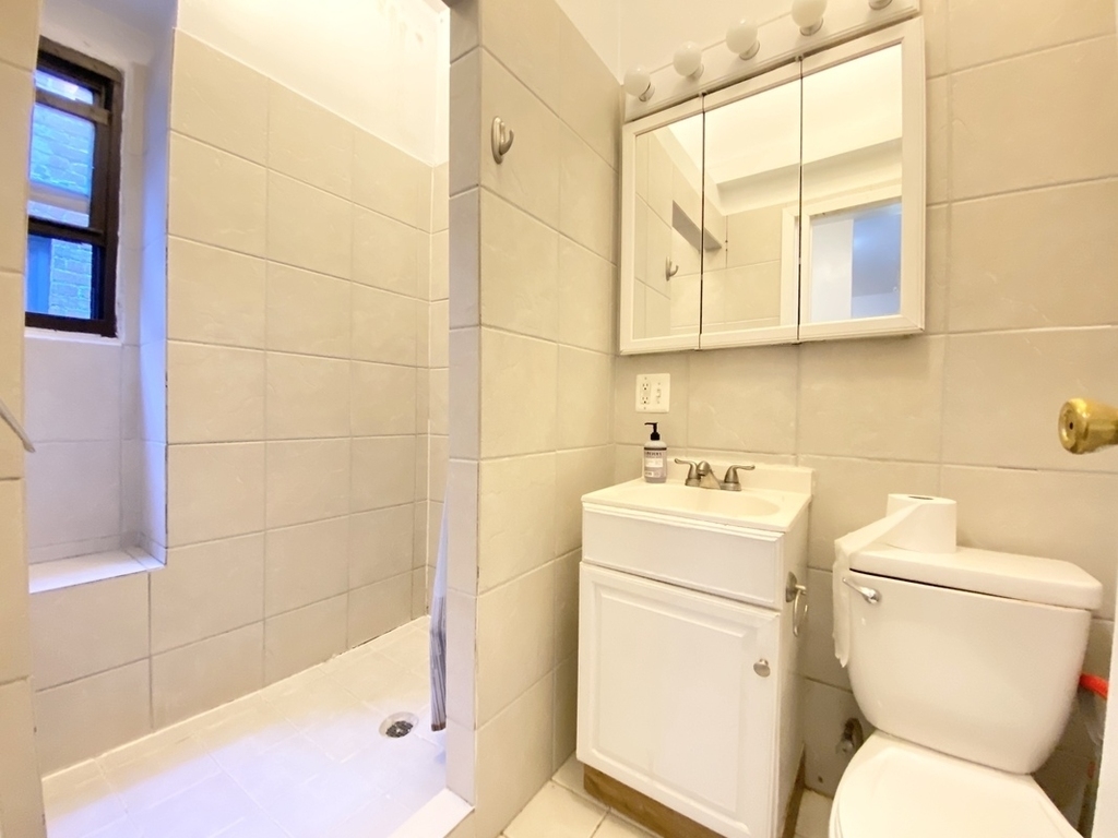 1372 York Avenue - Photo 3