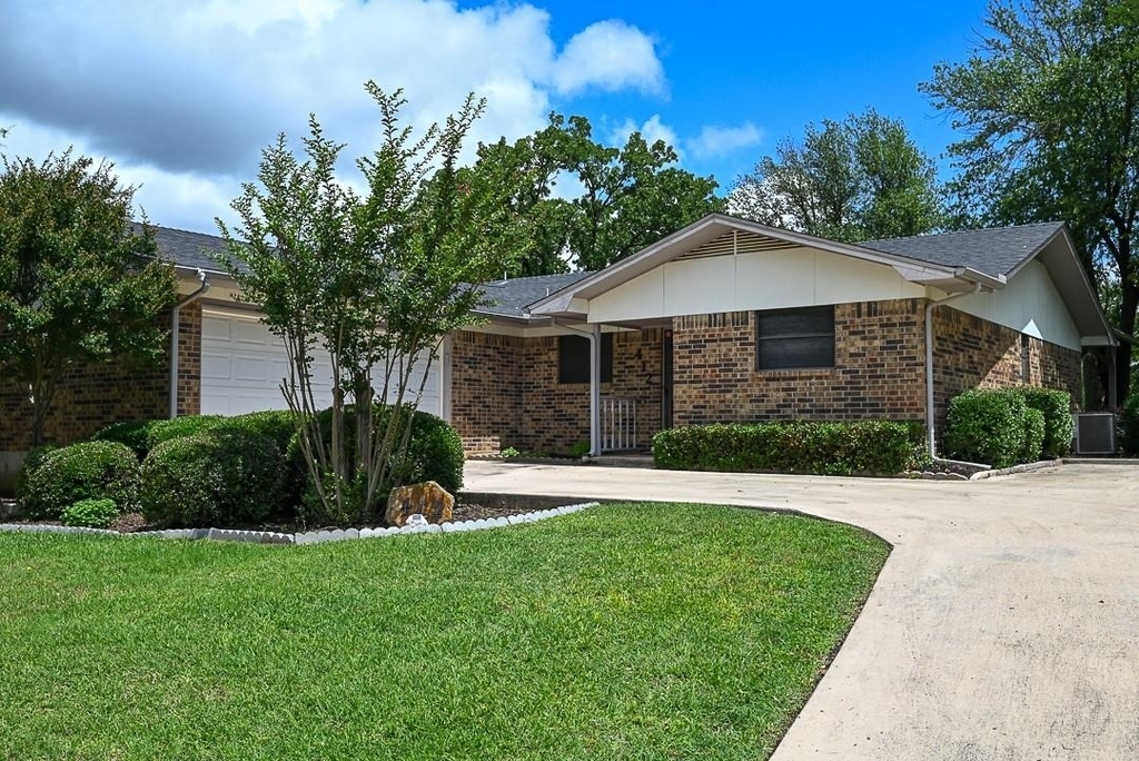 412 Half Moon Way - Photo 0