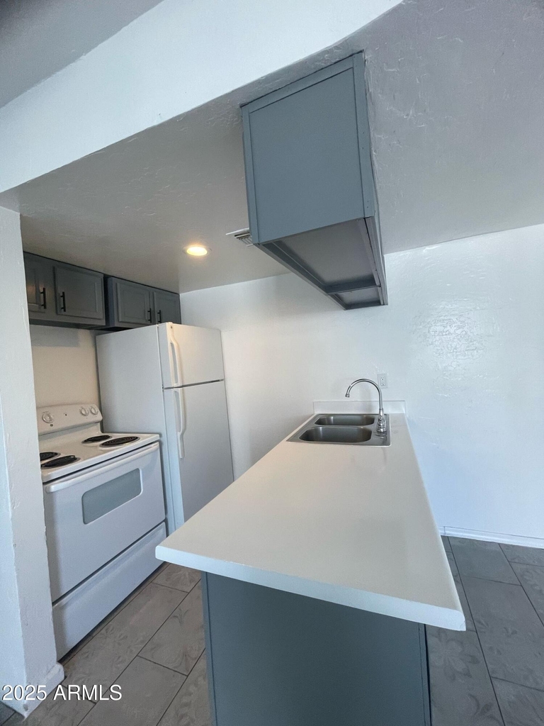 3232 W Jackson Street - Photo 1