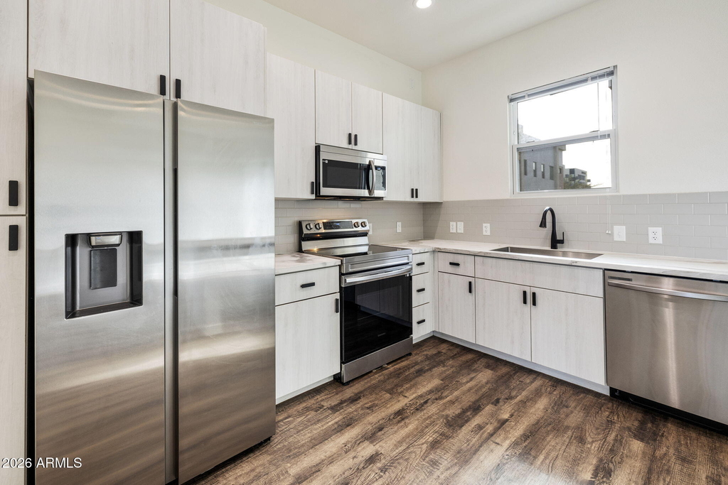 406 W 7th Street - Photo 3