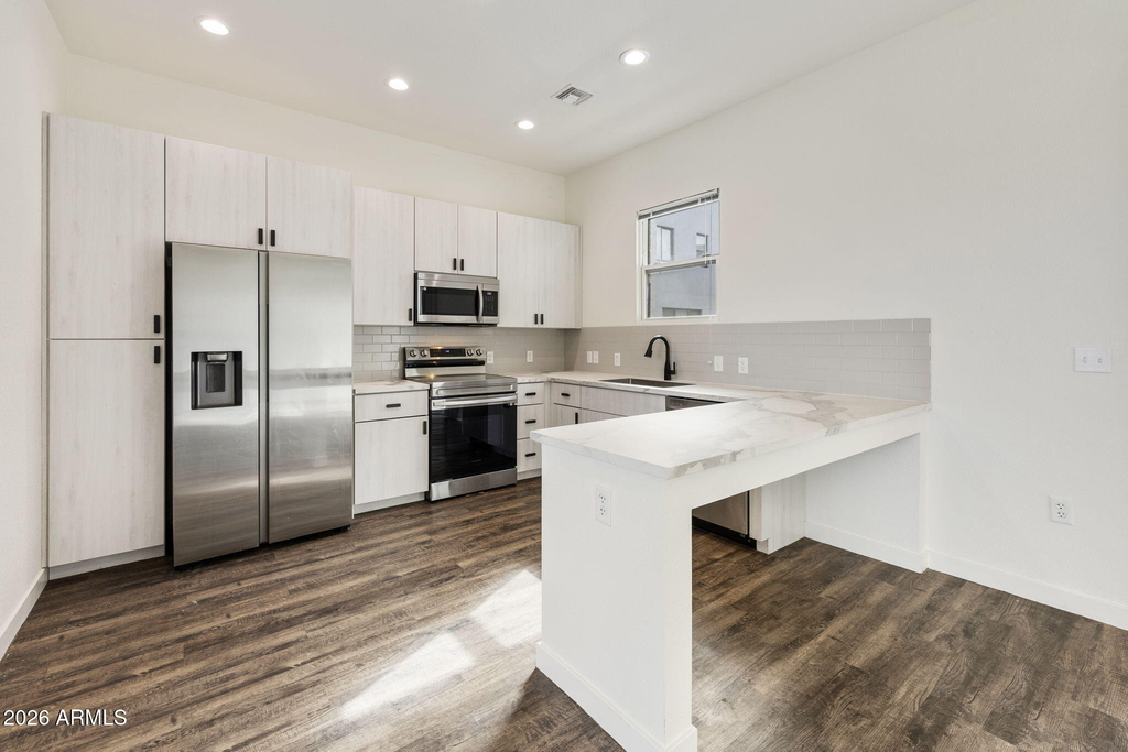 406 W 7th Street - Photo 4