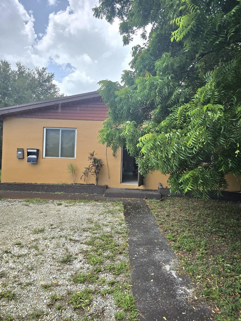 305 Sw 14th Street - Photo 0